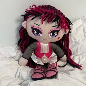 2013 Monster High Plush Doll Draculaura Vampire Soft Yarn Hair Schoolgirl Mattel